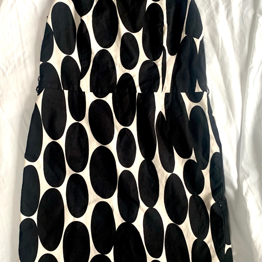 Ann Taylor retro style print knee length dress. Size 8 petite.
